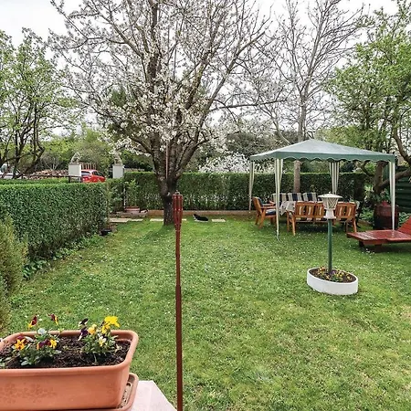 Апартаменти Beautiful In With Wifi Пула